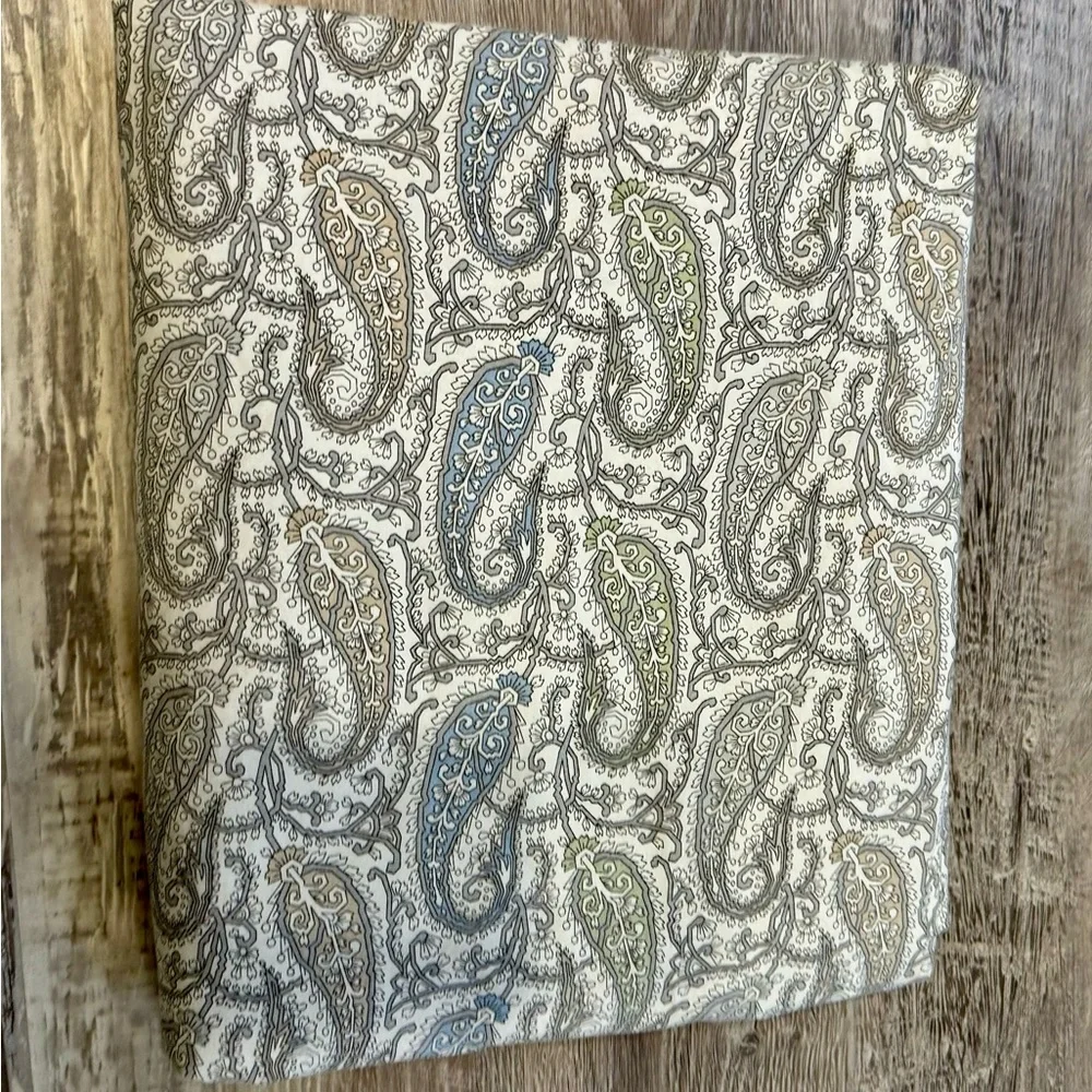 Lauren Ralph Lauren Grey Blue Paisley Queen Sheet. 100% cotton. Excellent
